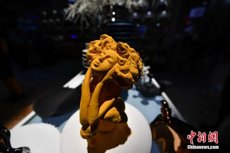 图为江西馆展出的景德镇陶瓷艺术品。中新社记者 崔楠 摄