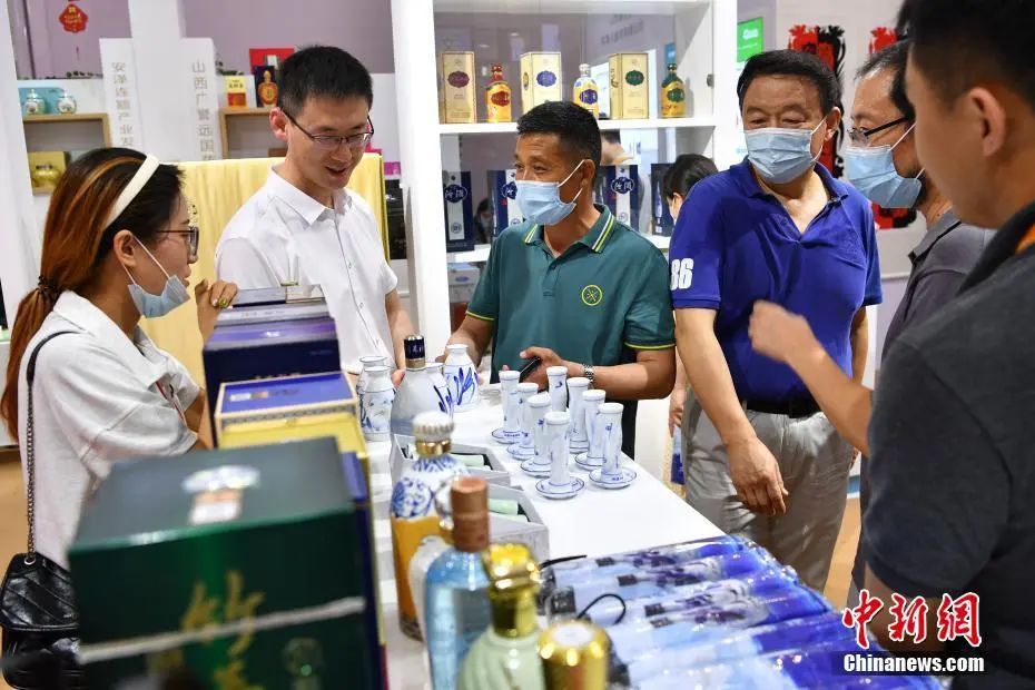 图为参观者在山西馆了解汾酒相关产品。中新社记者 崔楠 摄