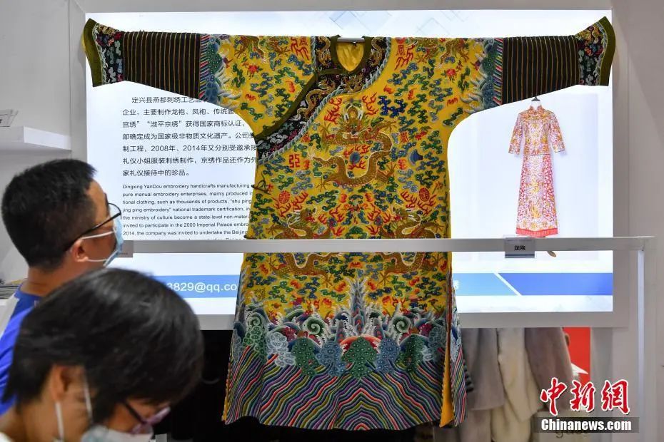 图为河北馆展出的京绣工艺制作的龙袍。中新社记者 崔楠 摄