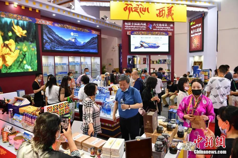 图为众多参观者在西藏馆参观购物。中新社记者 崔楠 摄