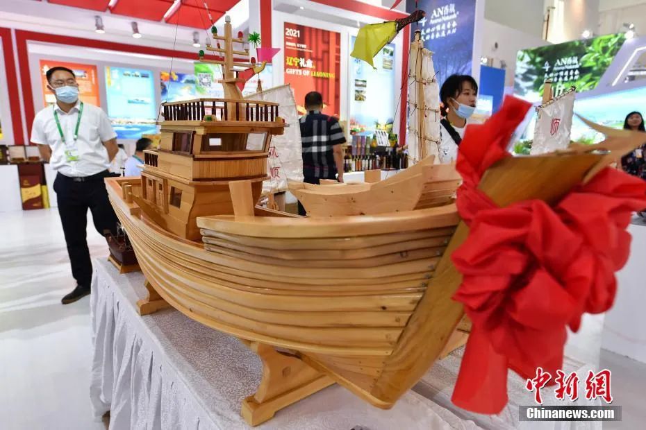 图为辽宁馆中展出的盘锦远航船厂制作的木制船模。中新社记者 崔楠 摄