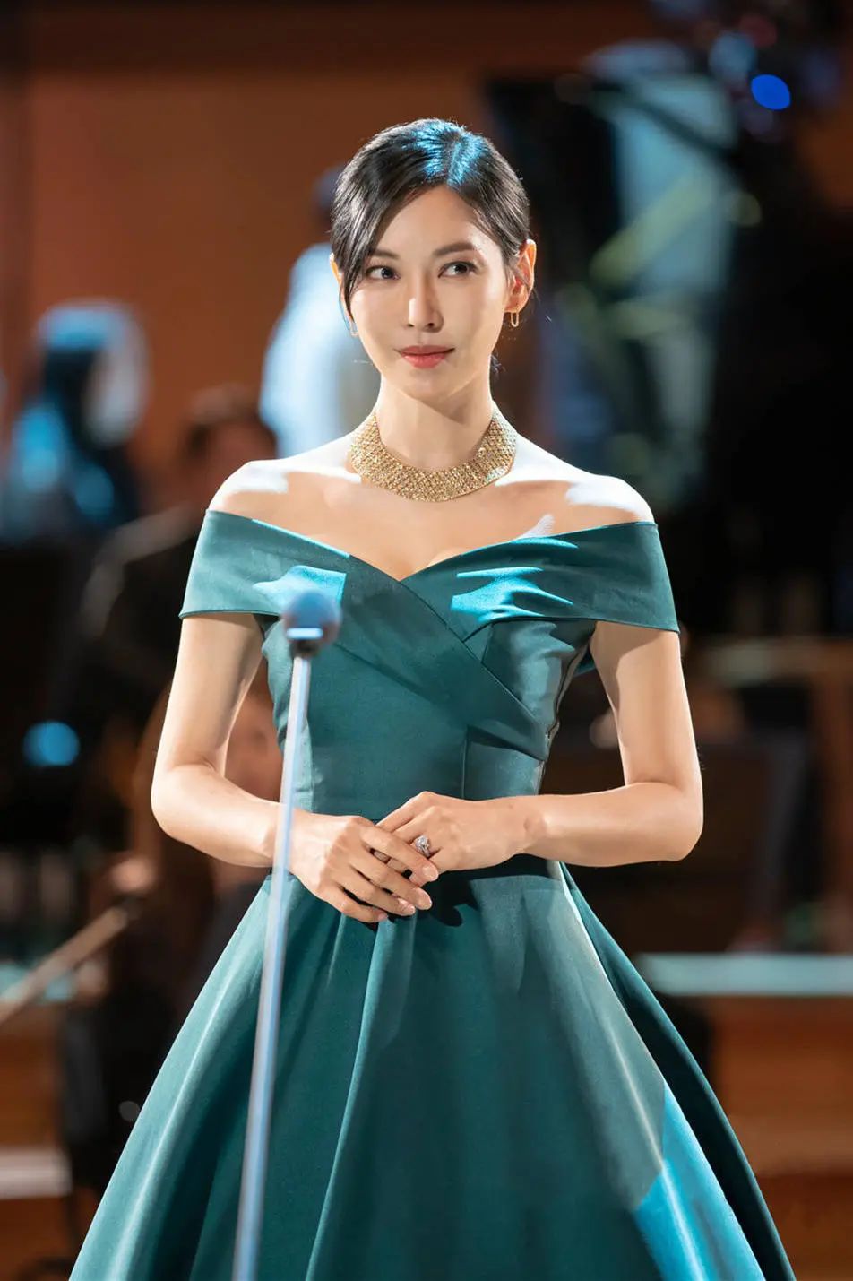 在剧里,wuli千老师可是要风得风要雨得雨的女人,穿衣风格高贵华丽