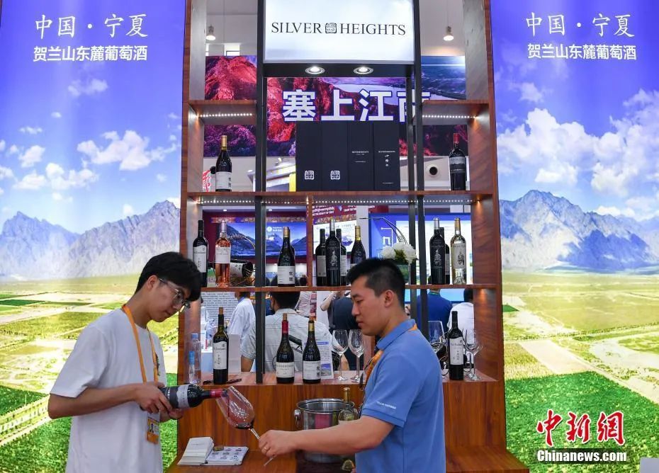 图为来自贺兰山东麓的银色高地酒庄葡萄酒在宁夏馆展出。中新社记者 崔楠 摄