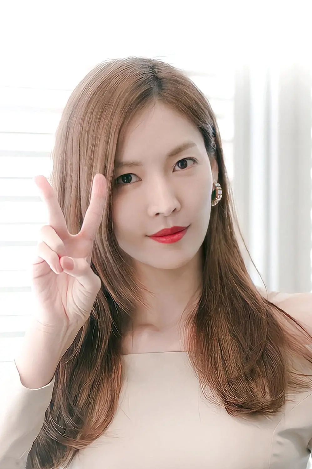 "顶楼恶女"千瑞珍剧中穿搭霸气张扬,剧外私服温柔减龄