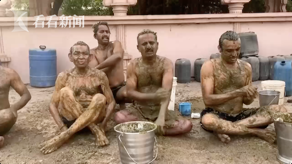 印度牛粪浴盛行参与民众这给了我正能量