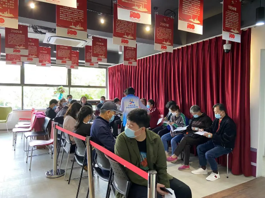 放弃周末、朝八晚九……普陀的“蓝马甲”，你们辛苦了！休闲区蓝鸢梦想 - Www.slyday.coM