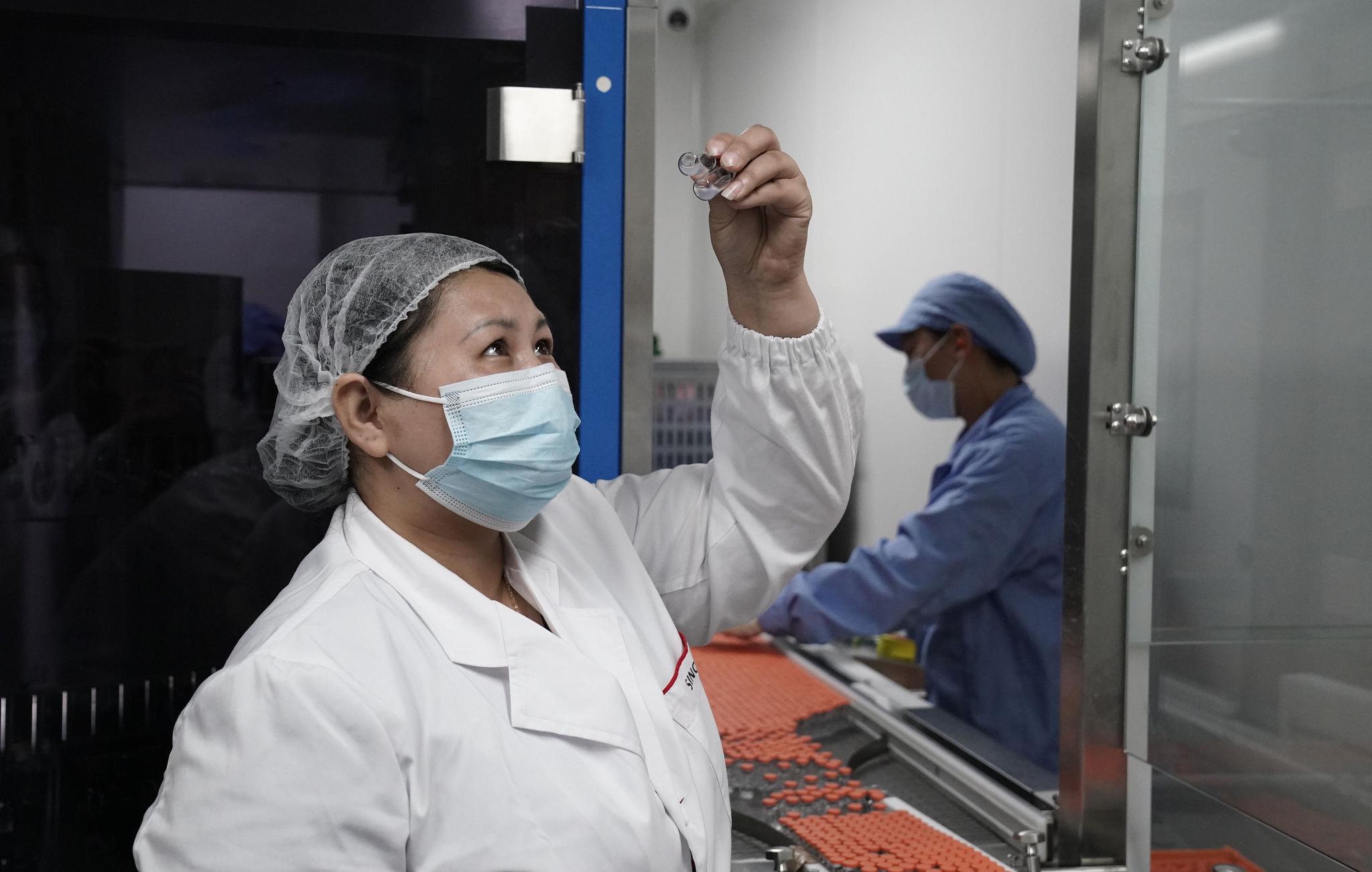 5月11日,科兴中维公司,工作人员正在进行新冠疫苗生产.