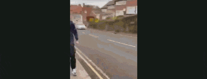 被嘲笑降级发怒？英超周薪2万英镑球星殴打路人并踩踏对方手机休闲区蓝鸢梦想 - Www.slyday.coM