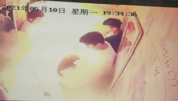 电瓶车在电梯内突然起火致多人受伤，其中包括一名婴儿！休闲区蓝鸢梦想 - Www.slyday.coM
