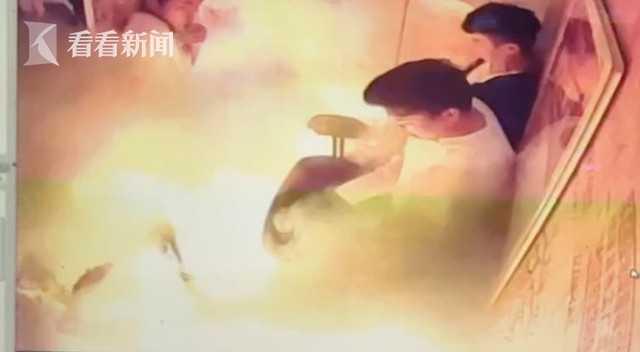 5人被烧伤！电瓶车电梯内瞬间燃爆，网友隔着屏幕都“火”了休闲区蓝鸢梦想 - Www.slyday.coM