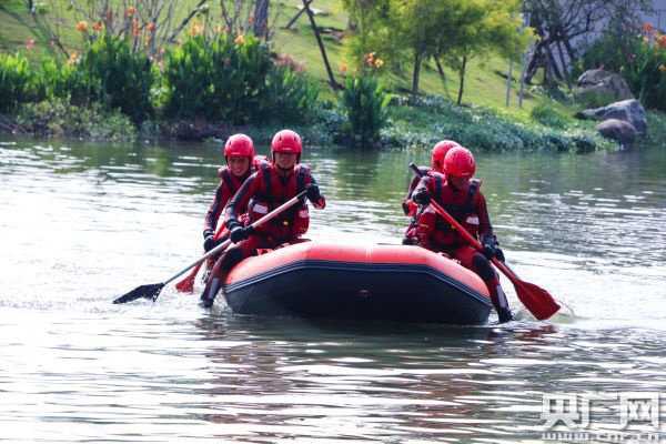 消防指战员正在进行皮划艇训练(央广网发 李袁辉摄)