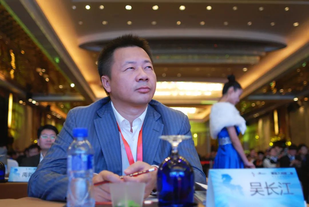 好准备的吴长江,说服了两个在行内有很深资历的高中同学杜刚和胡永宏