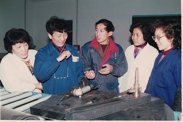 林华卿（左二）参与某项目攻关。受访者供图