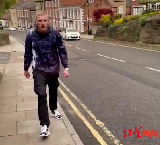 被嘲笑降级发怒？英超周薪2万英镑球星殴打路人并踩踏对方手机休闲区蓝鸢梦想 - Www.slyday.coM