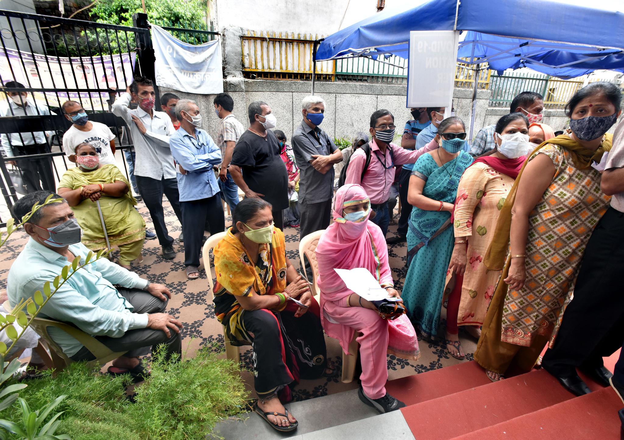 印度疫记数万人不顾封锁参加葬礼恒河现疑似新冠逝者浮尸