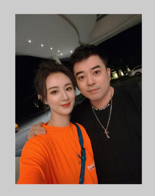 薇娅晒美照分享生活日常与老公紧密依偎恩爱甜蜜
