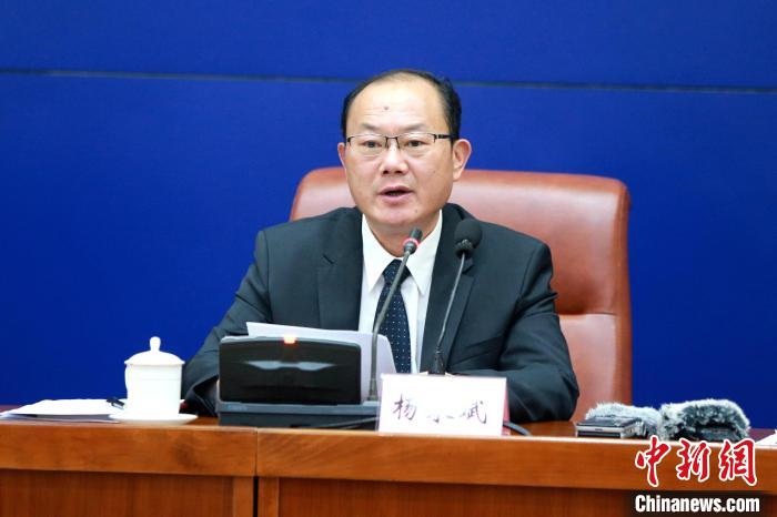 济南市自然资源和规划局局长杨永斌在发布会上介绍有关情况. 梁犇 摄