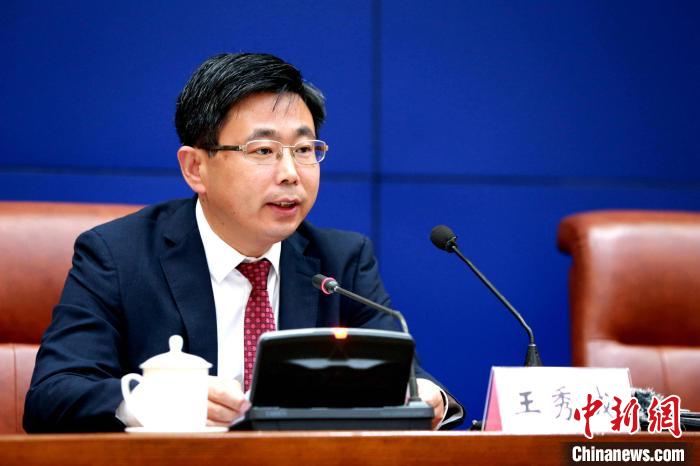 平阴县委副书记,县长王秀成在发布会上介绍有关情况. 梁犇 摄
