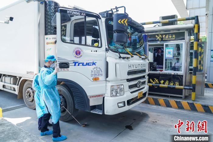 图为5月11日,广西靖西市龙邦口岸,海关人员准备登车检查. 陈冠言 摄