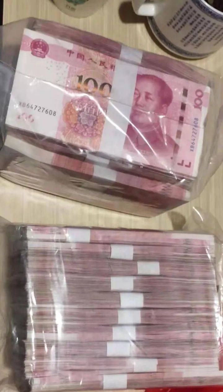 德州一大哥把20万现金,忘在了别人车顶