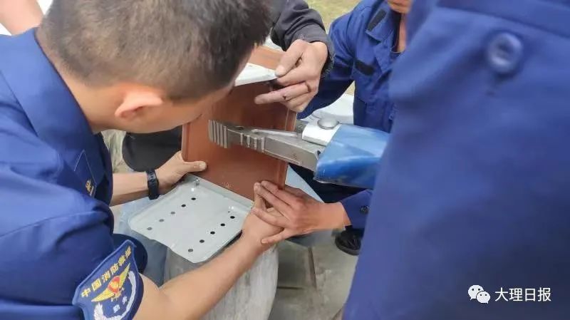 下关消防救援站内巧取电钻穿手事件