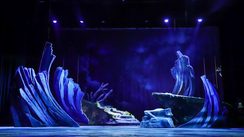 国民ip熊出没改编舞台剧360度可旋转舞台营造森林