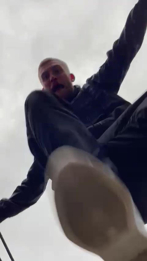 被嘲笑降级发怒？英超周薪2万英镑球星殴打路人并踩踏对方手机休闲区蓝鸢梦想 - Www.slyday.coM