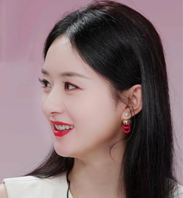 她圆润的头型以及饱满的额头,在镜头中更加凸显出赵丽颖满满的胶原