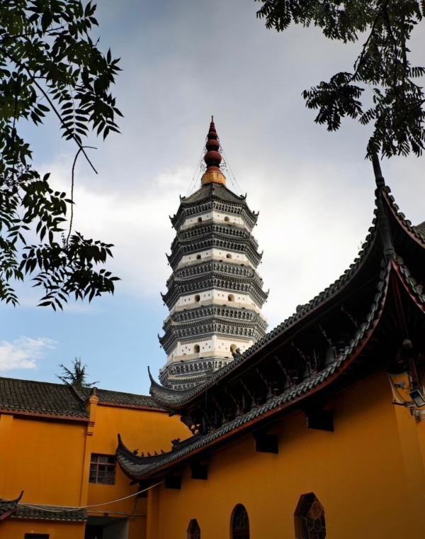 通报称:2021年5月10日下午,安庆市区发生强对流天气,最大风力达12级.