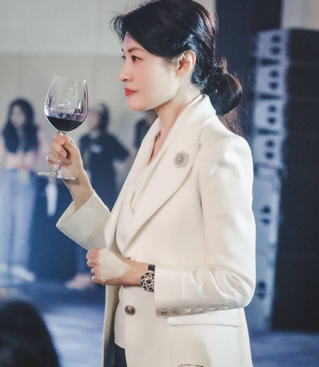 周涛从不赶时髦,"蜘蛛网"胸针配西装简约精致,骨子里带着气质