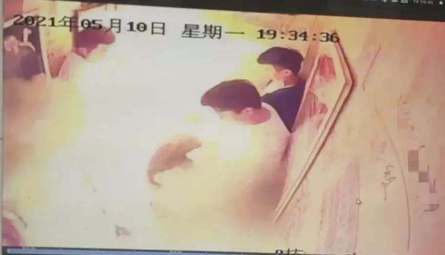 触目惊心！成都一小区电瓶车电梯内爆燃，包括一名婴儿在内的多人受伤！休闲区蓝鸢梦想 - Www.slyday.coM