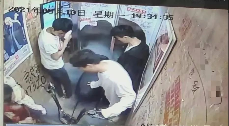 触目惊心！成都一小区电瓶车电梯内爆燃，包括一名婴儿在内的多人受伤！休闲区蓝鸢梦想 - Www.slyday.coM