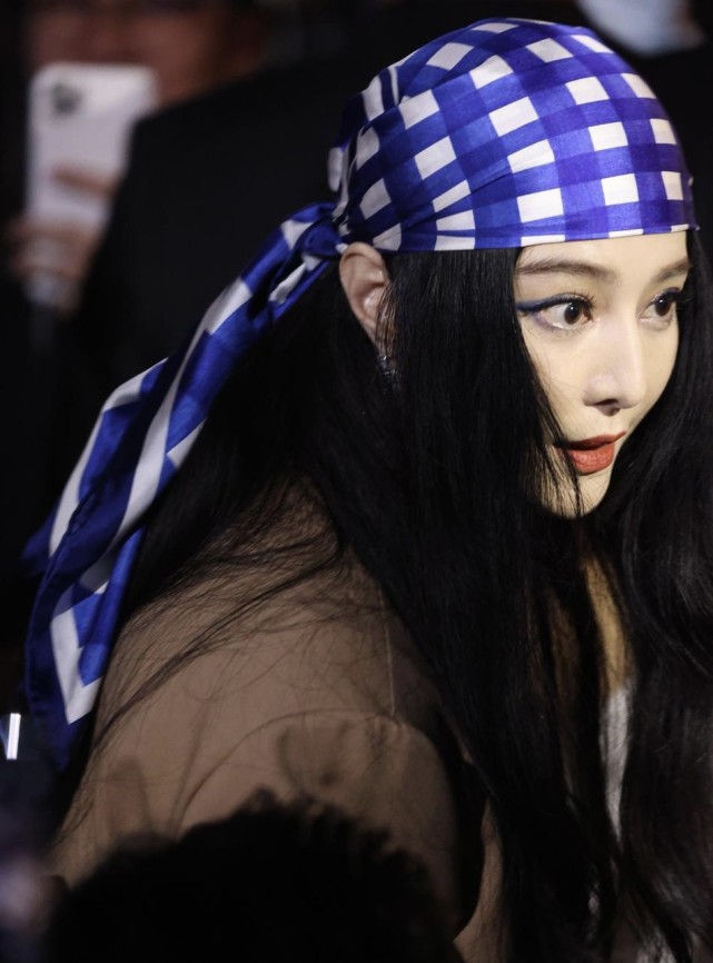 范冰冰复出失败后再尝试,化老气烟熏妆秀场看秀,格纹头巾难驾驭