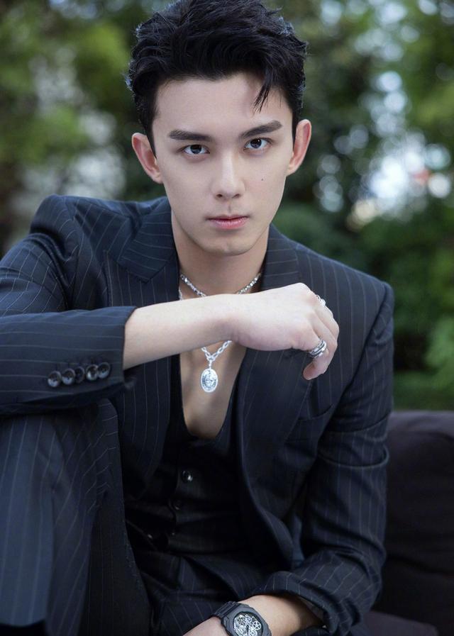 吴磊果真是长大了一身v领黑色西装出席活动生图颜值自带美颜