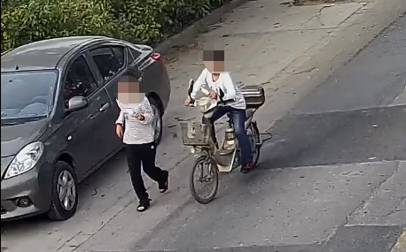 两个十岁左右的孩子经过,王老伯停完车离开后没多久,民警通过调阅周边