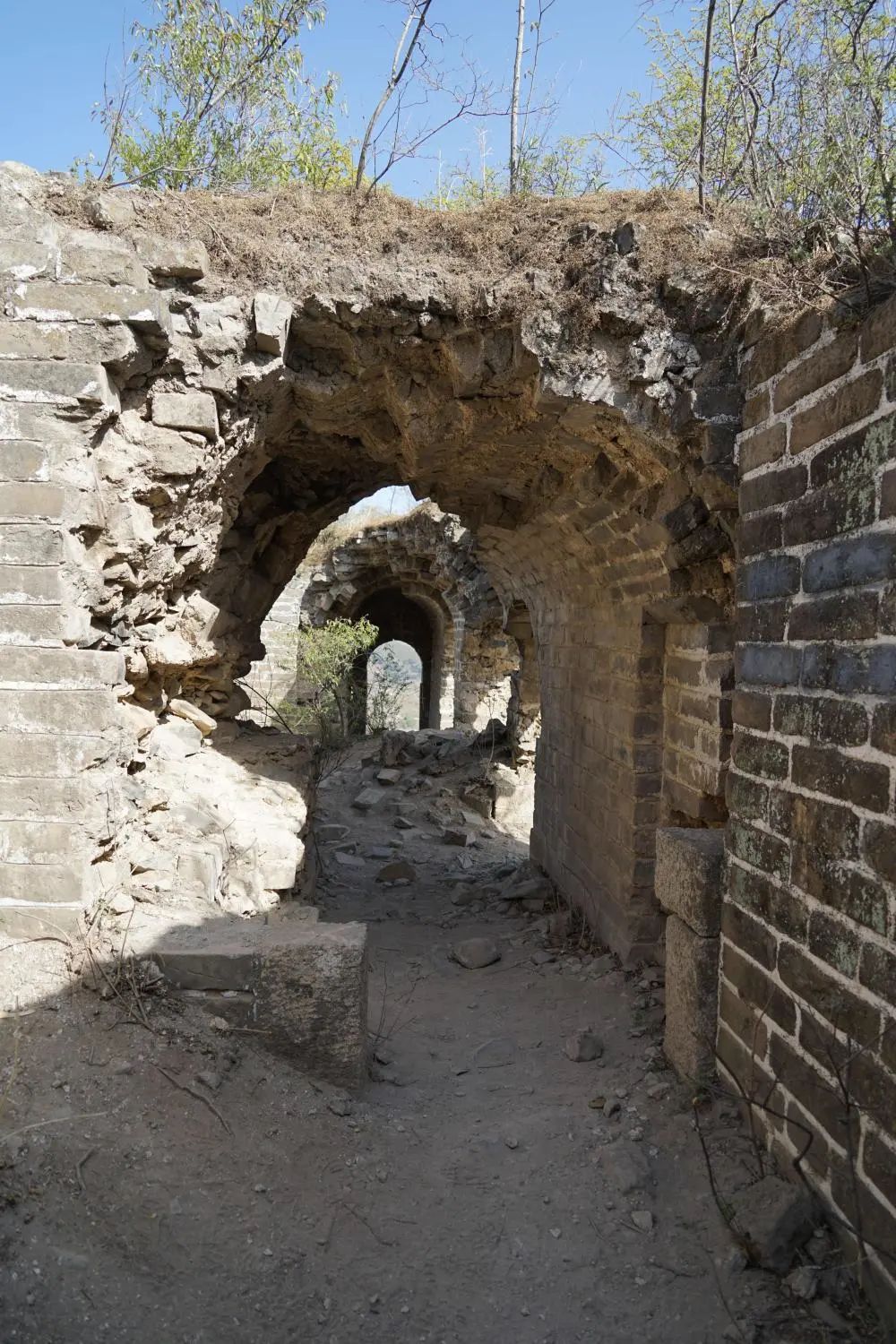 图为4月17日拍摄的撞道口段野长城一处破败的烽火台.