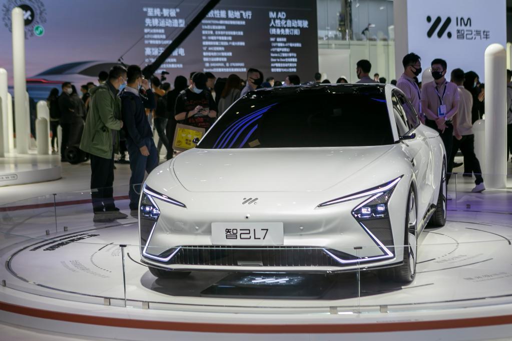 　　由上汽集团、阿里巴巴和浦东新区张江高科共同打造的纯电动轿车智己L7亮相2021上海车展。新华社记者 王翔 摄