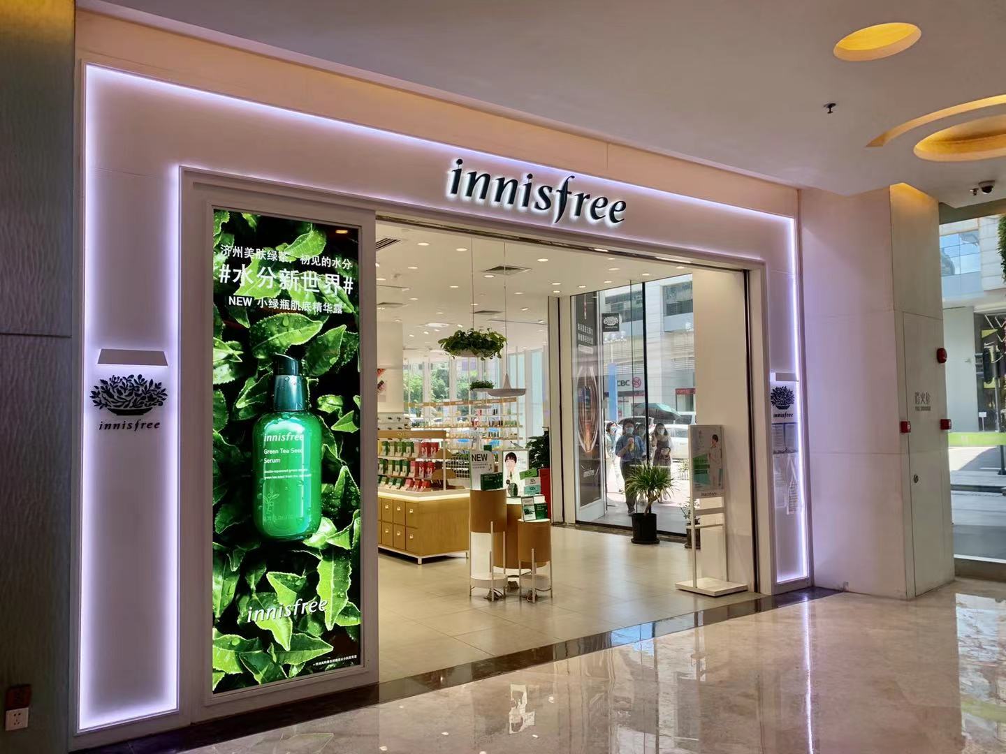 悦诗风吟门店 时代财经摄"大学时每个女生的抽屉里都有一片悦诗风吟的