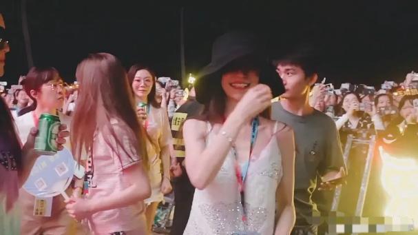 baby三亚度假犯烟瘾一根接一根地抽素颜模样差点没认出来