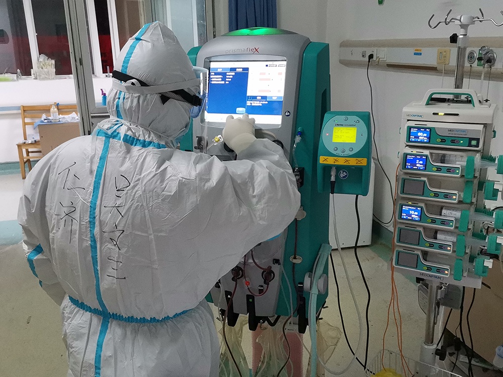 在武汉金银潭医院,吴文三进入重症监护室为新冠肺炎患者开展生命监护.