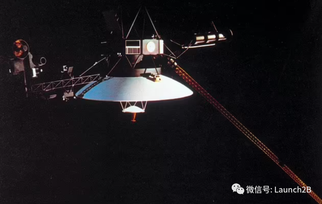 飞了44年的旅行者1号从225亿公里的太阳系外空间捕获到嗡嗡声