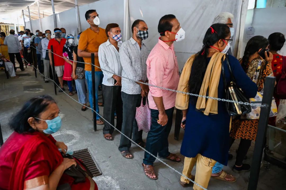 5月7日，人们在印度孟买等候接种新冠疫苗。新华社/法新