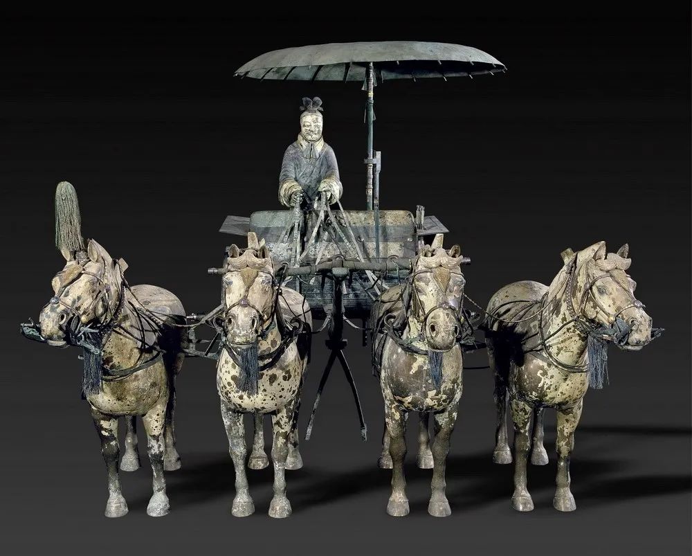 两乘彩绘铜车马此前在位于秦兵马俑博物馆的秦始皇帝陵文物陈列厅内