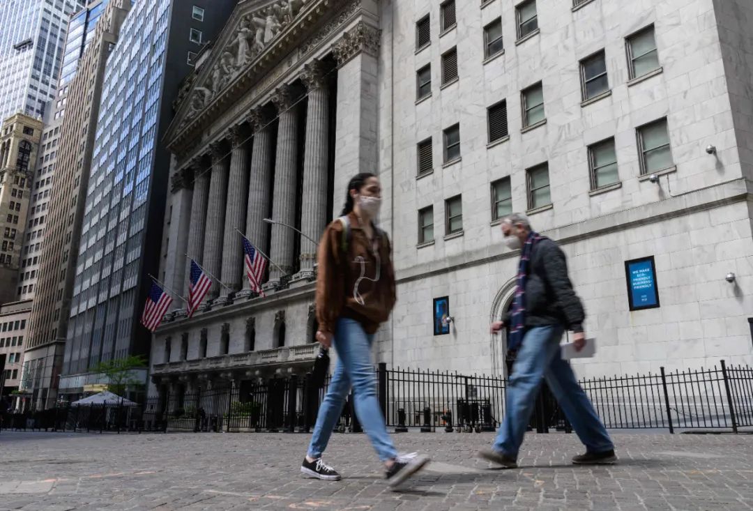 当地时间5月10日，行人经过美国纽约证券交易所。新华社/法新