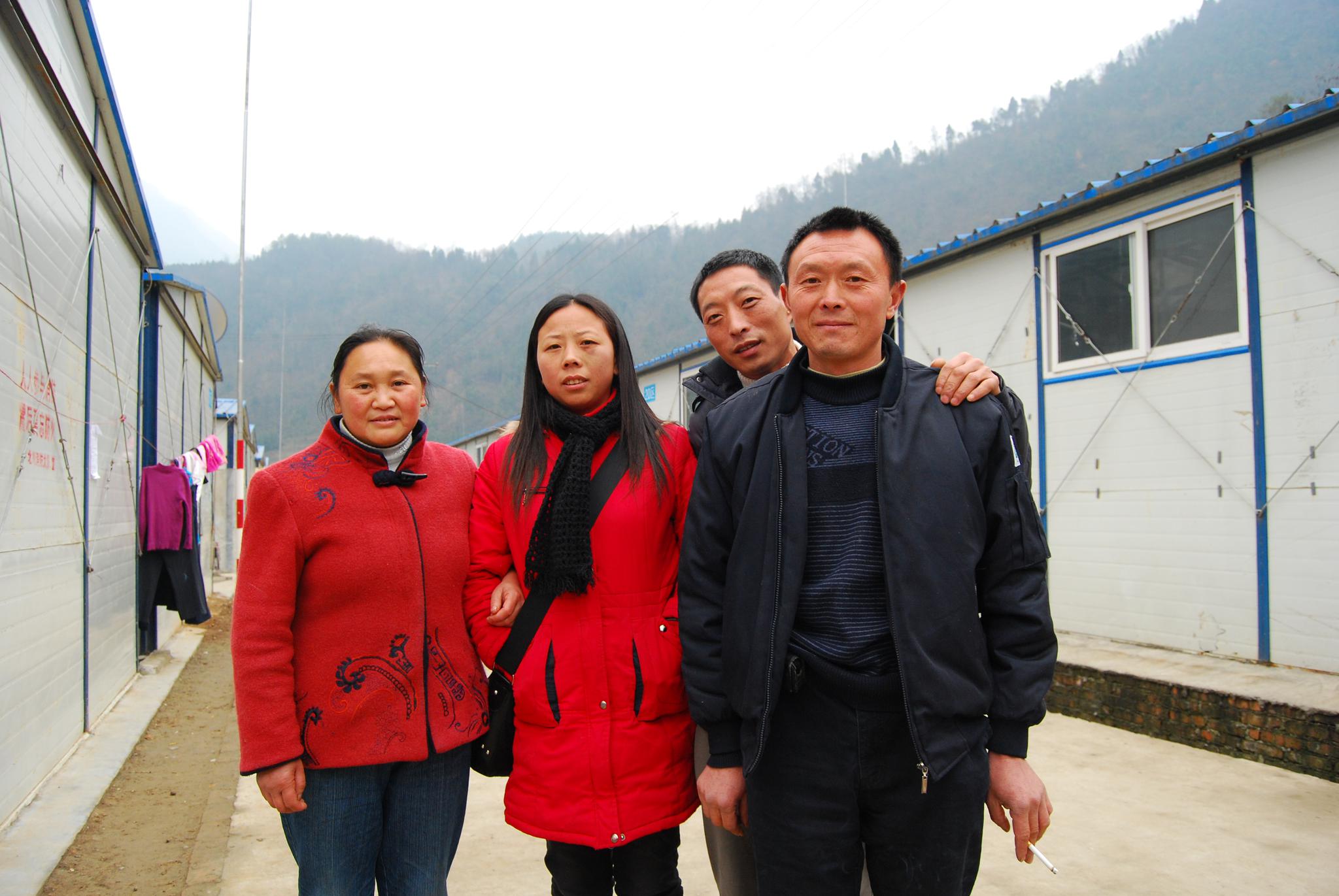 2009年春节，张建军夫妇和另一对重组家庭夫妻俩在北川仁家坪板房区合影。澎湃新闻记者 胥辉 图