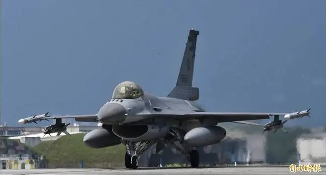 台湾“空军”F-16战机挂载AIM-120空空导弹。图自台湾《自由时报》