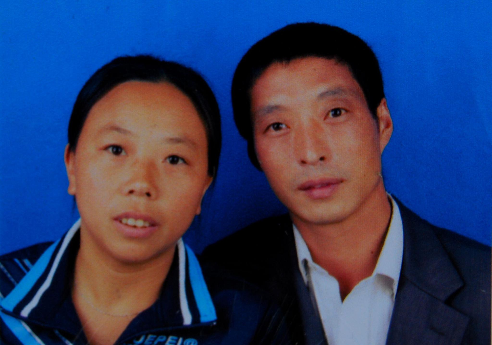 2009年，张建军和母贤碧组建新家庭时的结婚证照片受访者供图