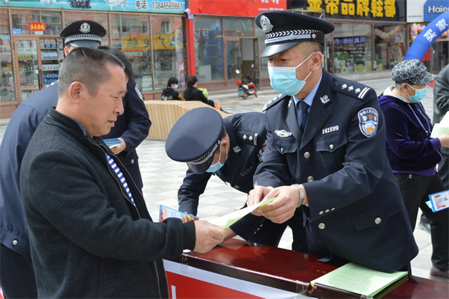 民（辅）警发放宣传单。漠河市公安局 供图