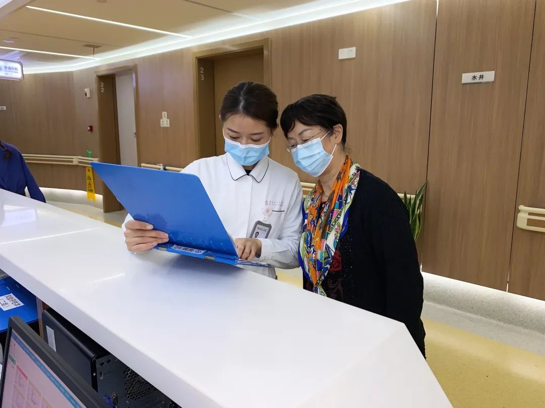 护士在工作中.(资料图)&nbsp;&nbsp;重庆市人民医院供图