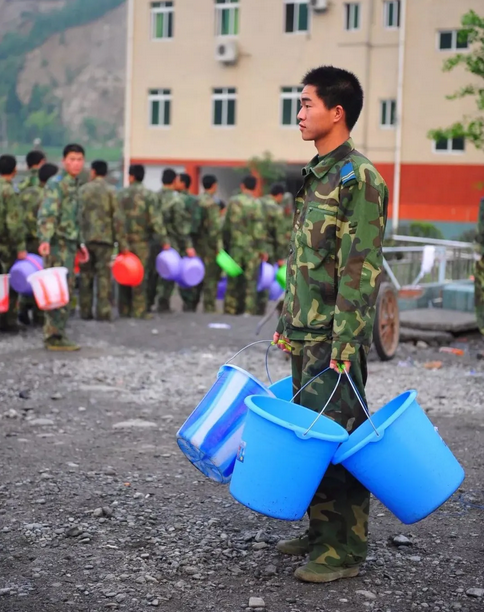 图为抗震救灾期间,官兵排队打水。